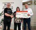 Bild: Sparkasse/exb
Geschäftsstellenleiter Peter Lindner (von rechts) und Kundenberaterin Martina Buchfelder beglückwünschen Bernd Schmalzl zum Gewinn.