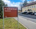 Bild: scm
Der Weg zum Gerichtssaal im "Judical Circuit". Das Gebäude in den Rose Baracks bei Vilseck selbst darf nicht fotografiert werden, die Sicherheitsauflagen in dem Prozess sind sehr hoch