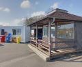 Bild: Hladik
Eine lange Karriere als Info-Pavillon: Das Holzhäuschen versah 1991 zum Stadtjubiläum seinen Dienst, bevor es auf den Wertstoffhof umsiedelte. Jetzt wurde es abgerissen.