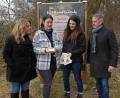 Bild: pop
Die neuen Sinneskarten sollen helfen, den Wald neu zu entdecken (von links): Kulturverein-Vorsitzende Gabi Kirschner, Eva Preißl, Katharina Lautenschlager und Dritter Bürgermeister Mathias Huger.
