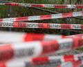 Bild: Sebastian Kahnert/dpa/Symbolbild
Ein Einsatzort der Polizei ist mit Flatterband abgesperrt.