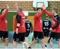 Bild: Hubert Ziegler
Aleksa Mikovic, Thomas Weiß, Sebastian Wedel und Pascal Sommer vom HC Sulzbach-Rosenberg klatschen sich gegenseitig ab. 
Die Handballer des HC Sulzbach landeten gegen die HG Eckental einen überzeugenden Sieg.
Bild: Hubert Ziegler