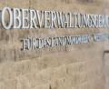 Bild: Guido Kirchner/dpa
Ausgewichen ist das OVG wegen der großen Zahl an Prozessbeteiligten und rund 100 angemeldeten Journalisten auf die Eingangshalle des Gerichts. Das Gericht selber führt alle Akten mit 15.000 Seiten digital.