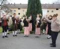 Bild: frd
Mit großer Freude dirigiert der nun 90-jährige Hans Markgraf die Stadtkapelle Oberviechtach, die ihm ein Geburtstagsständchen spielt.