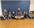 Bild: Birgitta Bösl/exb
Erste Sitzprobe auf den neuen Sitzkissen, die Elternbeiratsvorsitzender Sebastian Arnold (Vierter von rechts) an Stephanie Miosga (links), die Leiterin des AWO-Kindergartens "Kinderstodl" in Püchersreuth, übergab.