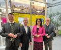 Bild: Andreas Hohler/exb
Die Wanderausstellung des Bundestages war in Schwandorf zu sehen. Das Bild zeigt (von rechts) Oberbürgermeister Andreas Feller, Bundestagsabgeordnete Martina Englhardt-Kopf, den Vorstandsvorsitzenden der Sparkasse, Werner Heß, und Landrat Thomas Ebeling.