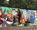 Bild: Florian Meier/exb
Auch Graffiti ermöglicht das Jugendkunstmobil, natürlich nur auf ausgesuchten Flächen wie hier bei einem Workshop in Wunsiedel.