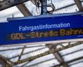 Symbolbild: Jens Büttner/dpa
Kundinnen und Kunden der Deutschen Bahn sind seit bald einem Jahr immer wieder Streiks ausgesetzt.