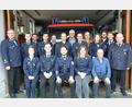 Bild: dob
Richard Seegerer (vorne, Mitte) ist der neue Vorsitzende der Feuerwehr Böhmischbruck. Neuer Stellvertreter wurde Vincent Steger (vorne, Zweiter von links) und neue zweite Kassiererin Evi Feneis (vorne, Zweite von rechts). Ehrenkreisjugendwart Josef Winklmann (vorne, rechts) wurde für 60 Jahre Treue zur Wehr ausgezeichnet. Nach 14 Jahren als Vorsitzender gab Reinhard Wiesent (links) die Führung ab.