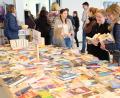 Bild: do
Das Interesse am Bücher- und Spielzeug-Flohmarkt der Mutter-Kind-Gruppe in Speinshart war riesig. Im Gemeindezentrum hatten die Besucher die Qual der Wahl, unter den über 4.000 Medien das Richtige zu finden