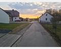 Bild: sne
Das Feld neben der Straße soll abgesenkt werden, um Wasser von der Straße in Pechhof zu leiten.