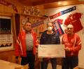 Bild: FC-Bayern-Fanclub Kemnath/exb
Eine Spende in Höhe von 1000 Euro überreichten Rainer Kische (rechts), Vorsitzender des FC-Bayern-Fanclubs, und Kassier Klaus Fiebig (links) an Ulrich Ott, den Vater des erkrankten Jungen.