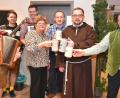 Bild: no
Von links: Die Musikanten "Stodlbrenna" stoßen mit Sportheimwirtin Ulrike Heldrich, Martin Luber als 1. SVI-Vorsitzenden, Starkbierredner Andreas "Hobbo" Royer und dem stellvertretende SVI-Vorsitzende Werner Englhard auf ein überaus gut gelungenes und amüsantes Bockbierfest an.