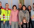 Bild: exb; Theatergruppe Kirchenthumbach/Gabi Strauß
Was die Theatergruppe neben ihren Auftritten noch auszeichnet, ist ihre Spendenfreudigkeit. So überreichen Margit Steger und Gabi Strauß (Dritte und fünfte von links) von der Theatergruppe jeweils 350 Euro an First Responder (Marco Fraunholz, Kevin Goss, von links), an den Förderkreis der Grund- und Mittelschule (Lothar Thumbeck, vierter von links) sowie an das Kinderhaus St. Elisabeth (Daniela Dimler und Bernadette Albersdorfer, von rechts).