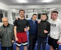 Bild: mzi
Die Amberger Boxer überzeugten in Zwickau: (von links) Trainer Ahmet Göksu, der glückliche Sieger Christian Schröder nach seinem ersten Kampf, Trainer Eduard Hermann, Valentin Wasiliew und Daniel Belz.