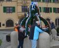 Bild: dob
Mit vereinten Kräften hieven die Siedlergemeinschaftsmitglieder die grüne Krone mit den Eiern in Stadtfarben auf den Granitbrunnen. Alexander Thomas, Margit Kreisl, Josef Dobmayer und Renate Wührl (von links nach rechts) packen kräftig mit an.