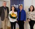 Bild: do
Gute Zusammenarbeit mit der neuen OGS-Koordinatorin Katharina Bormann-Fox (mit Blumenstrauß) wünschen VHS-Vorsitzende Cornelia Spies (von rechts), VHS-Geschäftsführerin Angelika Denk und Schulleiter Harald Olschner.