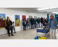Bild: Cleo Gehlke/exb
Künstler Jürgen Huber freut sich, dass so viele Gäste zur Vernissage in der neuen "Zukunftswerkstatt Schönsee" gekommen sind.