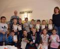 Bild: wku
Die Vorschulkinder mit ihren Urkunden und Büchereileiterin Maria Klobes-Martin und Kindergärtnerin Manuela Fischer (rechts)