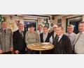 Bild: oe
Die langjährigen RK-Mitglieder Alfons Ströhl (Dritter von links), Alfons Graml (Fünfter von links) und Nikolaus Ludwig (Dritter von rechts) werden geehrt. Ihnen gratulieren Oberstabsfeldwebel Günter Hölldobler (links) von der Pateneinheit, Kreisgruppenvorsitzender Bertram Gebhard (Zweiter von links) und. Vorsitzender Peter Friedrichs (Zweiter von rechts).