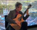 Bild: Martina Grillmeier/exb
Gitarrist Stefan Grasse gab im Foyer des Rathauses – im Bild vor der Videowand mit einer Luftaufnahme Waldsassens – ein besonderes Konzert.