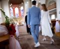 Archivbild: Sven Hoppe/dpa
Das ist ein Hochzeitspaar, das 2023 an der Aktion „Einfach heiraten“ teilnahm. In mehreren protestantischen Kirchengemeinden in Bayern können sich heuer heiratswillige Paare am 24. April spontan den kirchlichen Segen geben lassen - auch in Amberg.