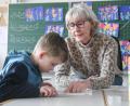 Bild: Gabi Schönberger
Vorschüler Liam (links) meistert mit Lehrerin Helga Wolframs einen kleinen Test zur Schuleinschreibung.