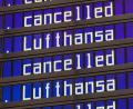 Bild: Peter Kneffel/dpa/Symbolbild
Anzeigentafeln zeigen „cancelled“ und „Lufthansa“ am Flughafen München an.