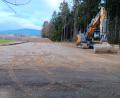 Bild: as
Bei Ernestgrün ist direkt an der Staatsstraße von Bad Neualbenreuth nach Wondreb ein großes Areal planiert worden. Hier wird aber nichts gebaut. Es handelt sich um ein Zwischenlager für Erdaushub.