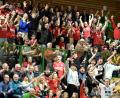 Archivbild: Hubert Ziegler
Tollhaus Krötenseehalle: Die Fans des HC Sulzbach bejubelten Ende November des vergangenen Jahres den 36:32-Erfolg ihres Teams im Bezirksoberliga-Derby gegen die HG Amberg. Das Rückspiel steht nun am Samstagabend in der GMG-Dreifachhalle in Amberg an.