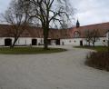 Bild: ak
Die ehemaligen Stallgebäude des Schlossgutes Wolframshof sollen zu Veranstaltungsräumen umgebaut werden. Bis zu 200 Personen sollen dort einmal Platz finden.