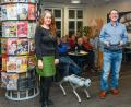 Bild: Petra Hartl
Magdalena Kayser-Meiller und ihr Mann Dieter Meiller hatten sich zur Lesung in der Stadtbibliothek tierisch-technische Verstärkung mitgebracht: einen Roboterhund,