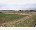 Bild: prh
Fünf bis sechs Bauplätze des Neubaugebiets Ilsenbacher Straße lägen an einer recht lärmbelasteten Stelle. Der Gutachter schlägt deshalb die Errichtung eines Lärmschutzwalls vor, der mindestens drei Meter Höhe über der Fahrbahn der Staatsstraße messen sollte. Da das Gelände dort sowieso schon tiefer liegt und es bereits eine Böschung zur Staatsstraße gibt, wird die Gesamthöhe des Walls am Ende mindestens fünf Meter betragen