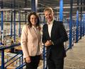Bild: Conrad Electronic/exb
Austausch auf Augenhöhe im Conrad Logistikzentrum: Martina Englhardt-Kopf und Werner Conrad.