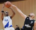 Bild: Büttner, Gerhard
Angeführt von Chris Hill (links) peilen die Weidener Basketballer einen Heimsieg gegen Passau an.