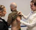Bild: hbe
Medizin-Studentin Maike Trautmann (rechts) hört im Kümmersbrucker Bundeswehr-Sanzentrum einen Patienten ab. Begleitet von Kollegen wie Truppenärztin Sarah Bruchmüller (links) macht sie hier ein zweiwöchiges Praktikum.