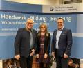 Bild:  HWK/Schreder/exb
Corinna Dobmeier (Mitte) und Andreas Keller (rechts) geben bei der Veranstaltung der Handwerkskammer Einblicke in das Thema Fachkräftegewinnung. Links im Bild: HWK-Vizepräsident Gerhard Ulm.
