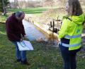 Bild: kaz
Welche Flächen könnten im Falle eines Hochwasser überschwemmt werden? Dieser Frage gehen Bauingenieur Manfred Schindler und Amelie Gleißner vom Wasserwirtschaftsamt Weiden nach.