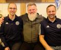 Bild: do
Ab der kommenden Saison setzt der FC auf einen neuen Trainer. Die Wahl fiel auf den erfahrenen Björn Engelmann (Bildmitte). Engelmann förderte in den letzten Jahren Fußballtalente in den Nachwuchszentren des Bayerischen Fußballverbandes in Weiden und Bayreuth. Vorsitzender Wolfgang Seitz (rechts) und Stellvertreter Thomas Arnold stellen den künftigen Übungsleiter den Vereinsmitgliedern vor.