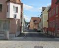 Bild: fg
In Kürze soll der Umbau der Georg-Schiffer Straße von der Innenstadt bis zur beampelten Kreuzung mit der Ortsumgehung beginnen. Die Straße und die Gehwege befinden sich in einem schlechten Zustand.