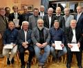 Bild: R. Kreuzer
Langjährige Verdienste würdigt der AMC im ADAC in der Jahreshauptversammlung mit Ehrennadeln in Gold. Vorsitzender Karlheinz Ach (rechts) überreicht die Auszeichnungen.