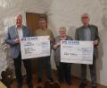 Bild: rha
Mit jeweils 1000 Euro beschenkt die Kolpingkleiderkammer den Verein „Hilfe zum Helfen“ und die Amberger Tafel (von links): Landrat Richard Reisinger, Erich Gebhardt, Leni Gebhardt und Bernhard Saurenbach.