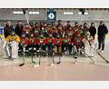 Bild: Astrid Hollenbach/ exb
Das Amberger Schuleishockey-Team setzte sich aus Schülern unterschiedlichster Schularten zusammen. Sie belegten beim Schönwerth-Pokal hinter Nürnberg und Selb Platz 3. Rechts: ERSC-Nachwuchstrainer Bernhard Keil.