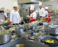 Symbolbild: Jan-Peter Kasper/dpa
Küchenchefs haben ein großes Interesse an regionalen Lebensmitteln. Weil es in Küchen ohnehin schon hektisch ist, scheitert die Verarbeitung oft am Mehraufwand. Das möchte das Projekt „Marktgold“ ändern.