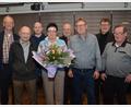Bild: dob
Gisela Becker erhält zum Amtsantritt beim Bürgerverein einen Blumenstrauß. Unterstützt wird sie von Gerhard Bayerl (Dritter von rechts) und Rudolf Bäumler (rechts) als ihre Stellvertreter. Nach 25 Jahren gibt Volker Wappmann (Zweiter von rechts) den Vorsitz beim Bürgerverein ab. Er steht aber als Beisitzer noch mit Rat und Tat zur Seite. Besonders sein geschichtliches Wissen ist immer wieder gefragt.
