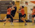 Bild: Carina Beckmann
Kräftig zupacken wollen die Spielerinnen der HG Amberg (orange Trikots), um mit einem Punktgewinn gegen die HG Hemau/Beratzhausen vorzeitig die Bezirksliga-Meisterschaft feiern zu können.