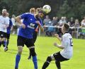 Archivbild: Hubert Ziegler
Das Bild zeigt einen energischen Kopfballeinsatz von Stefan Tuchbreiter (links) vom FC Edelsfeld gegen Lukas Schleicher (rechts) vom 1. FC Neukirchen. Edelsfeld startet am Sonntag mit dem Spiel gegen den SV Hahnbach II in die Rest-Rückrunde der Kreisliga Süd.