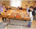 Bild: rn
Die Kinder bearbeiten beim Weihnachtsbacken im Kolpingheim fleißig den Teig und freuen sich auf Kostproben.