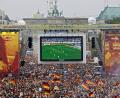 Bild: Marcel Mettelsiefen/dpa
Soll auch dieses Jahr möglich werden: Tausende Zuschauer verfolgen auf der Fanmeile am Brandenburger Tor in Berlin ein WM-Fußballspiel von Deutschland.