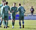 Bild: Hubert Ziegler
Die Spieler der DJK Gebenbach machen sich gegenseitig Mut. Eine wichtige Geste vor dem Gastspiel in Würzburg.